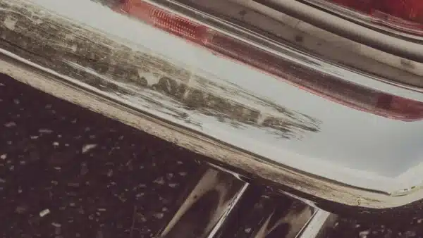 Auspuff eines Autos zum Versenden