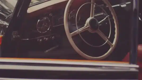 Autotür und Lenkrad eines Autos