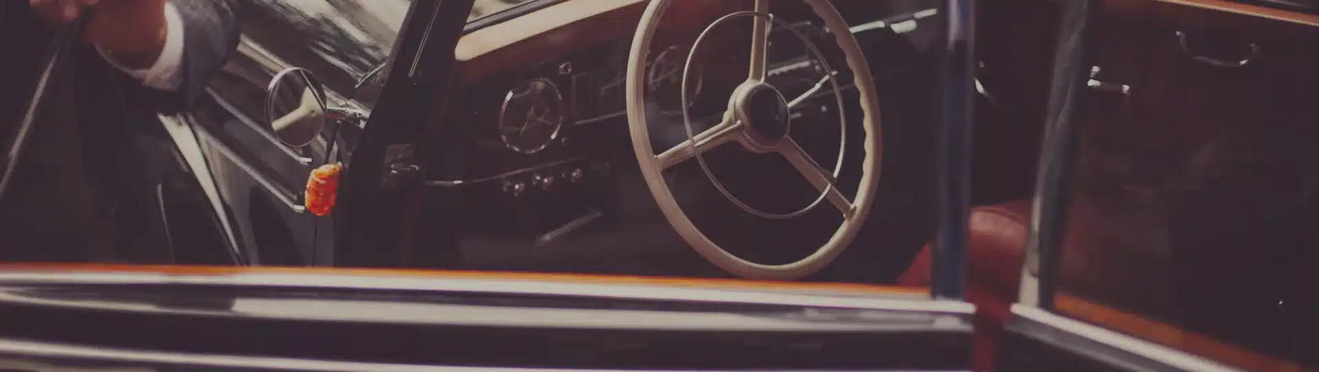 Autotür und Lenkrad eines Autos