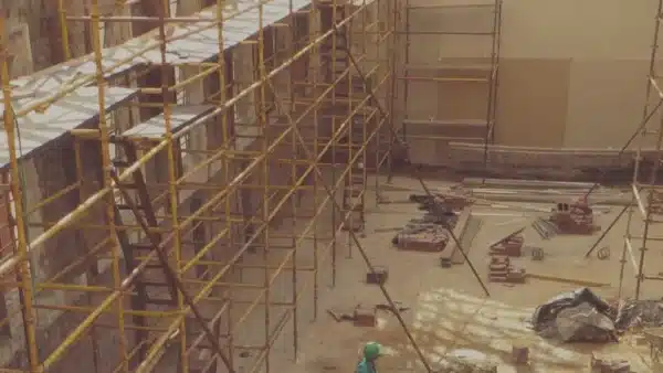 Baustelle mit Baustoffen für den Versand