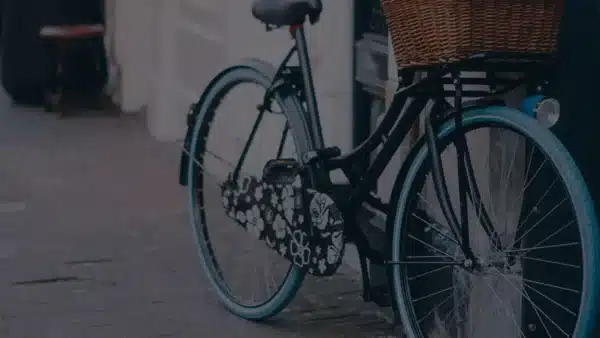 Fahrrad lehnt an einer Wand bereit für den Versand