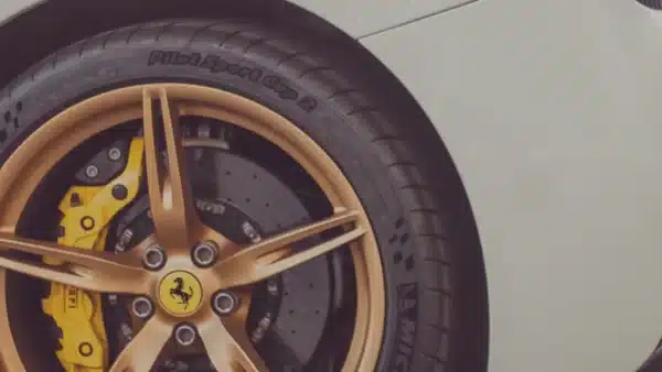 Autoreifen mit Bremse an einem weißen Sportwagen