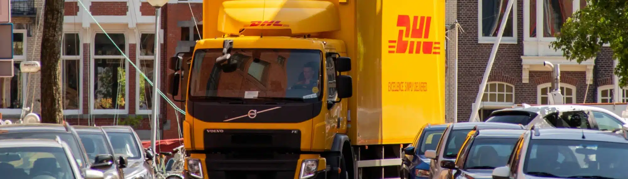 DHL Transport biegt in eine Straße ein