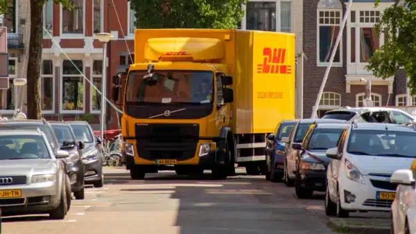 DHL Transport biegt in eine Straße ein
