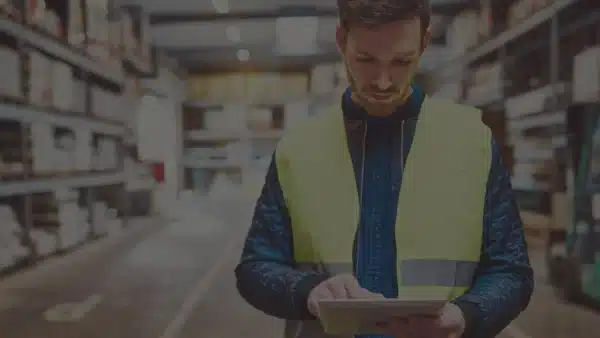 Gewerblicher Versender im Lagerhaus mit Tablett