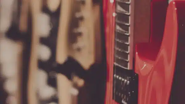 Gitarre an der Wand bereit für den Versand