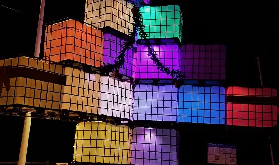 gestapelte IBC mit Licht