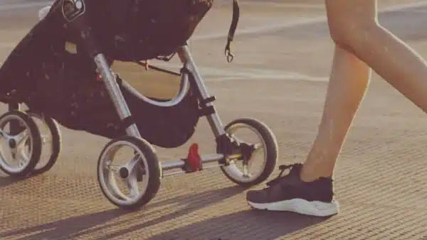 Mutti mit Kinderwagen auf der Straße