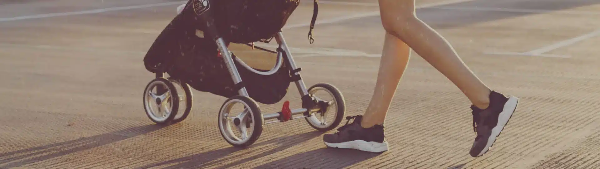 Mutti mit Kinderwagen auf der Straße