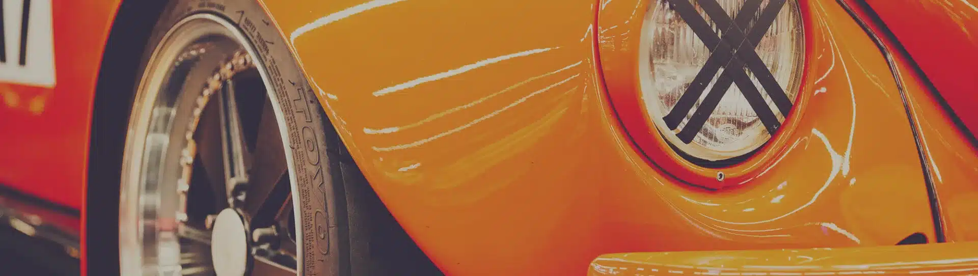 Kotflügel mit sportlichen Reifen und Scheinwerfer