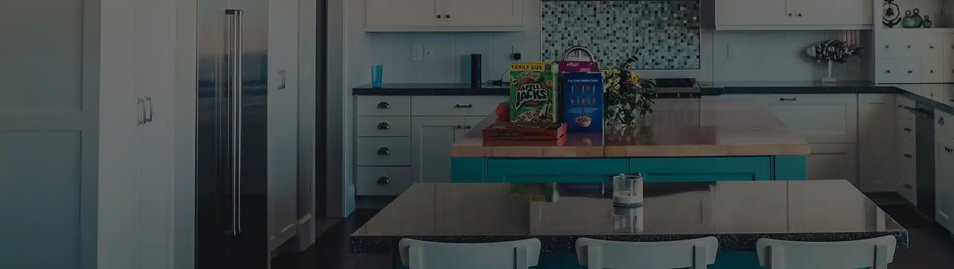 Küche mit Tisch, Stühlen und Geschirrspüler