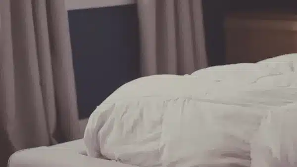 kuschelige Bettdecke und Matratze im Bett