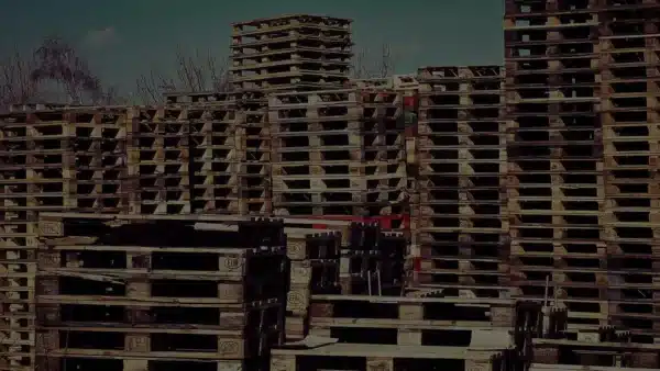 Paletten für den Versand auf einem Stapel