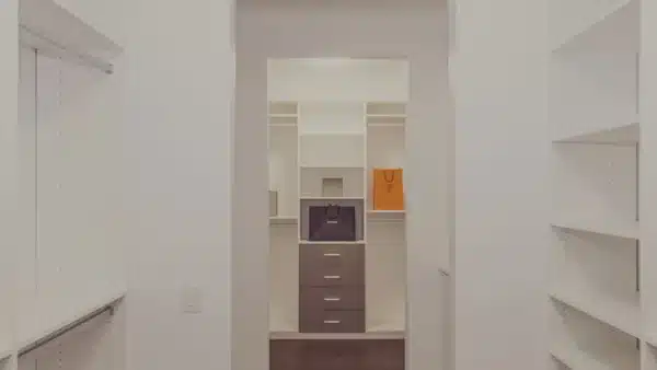 Großer Schrank für Kleidung