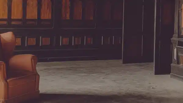 gemütlicher Sessel wartet auf Transport in altem Haus