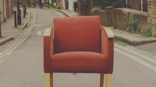 Stuhl bereit für den Transport auf einer einsamen Straße