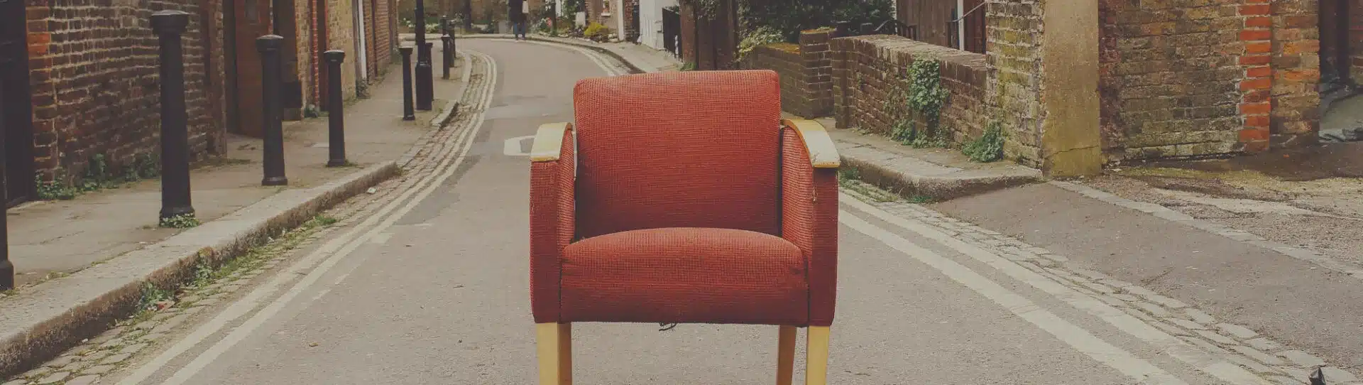 Stuhl bereit für den Transport auf einer einsamen Straße