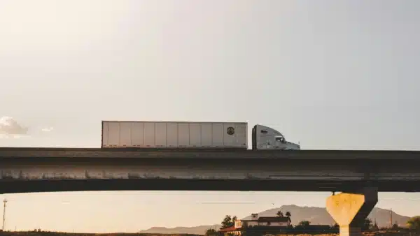 LKW auf eine rBrücke im Sonnenaufgang