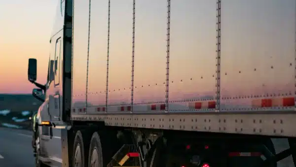 LKW im Sonnenuntergang