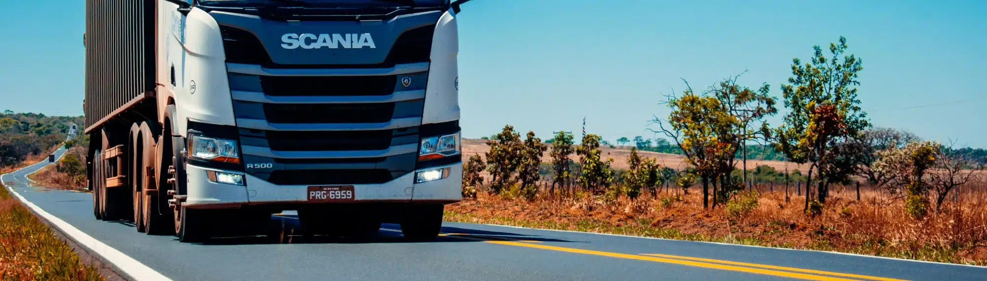 LKW auf einer wenig befahrenen Lanststraße