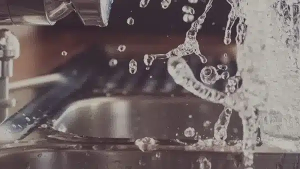 Waschbecken mit plätscherndem Wasser