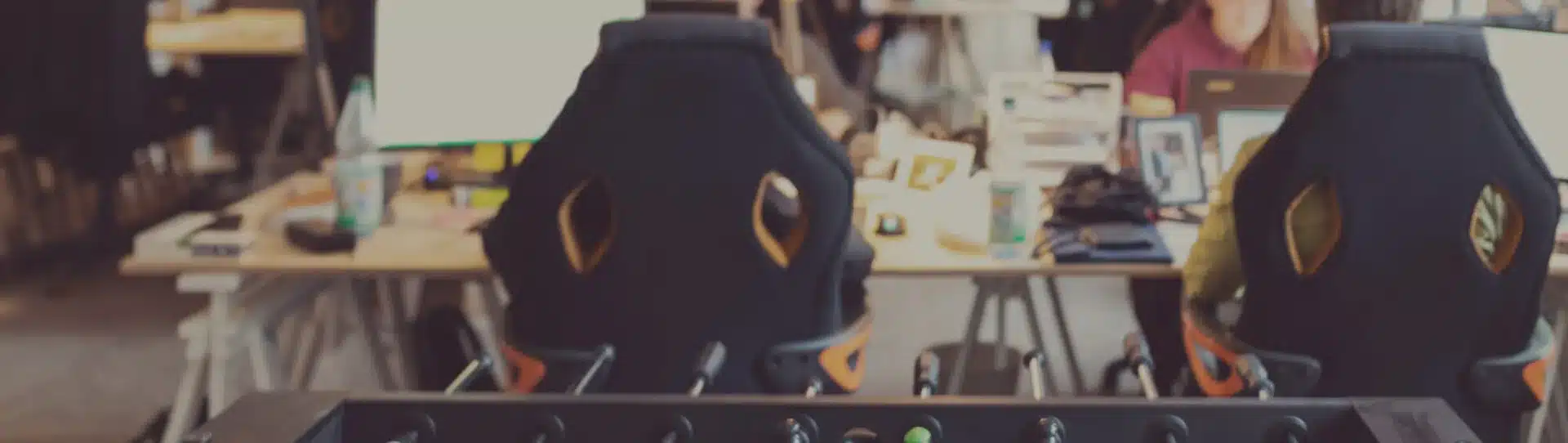 Mitarbeiter im Pamyra Büro am fröhlichen Arbeiten